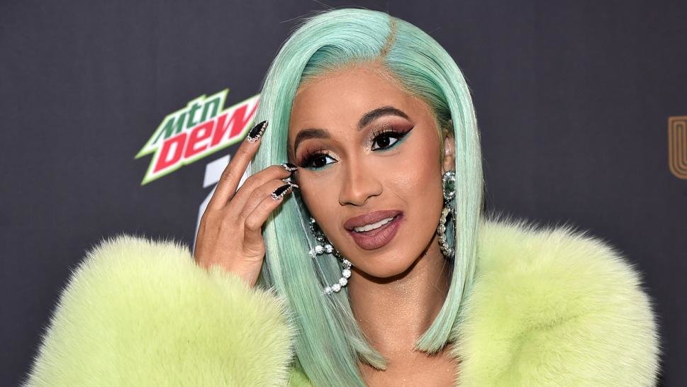 Cardi B Throws Her Wig To The Crowd, And It’s Shocking What Her Fans ...